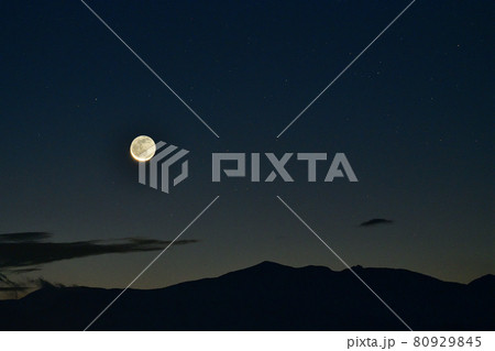 北杜市白州町、奥秩父山系の上に月齢28地球照の細い月（ベルガ通りから） 80929845