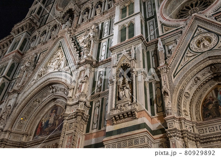 夜のフィレンツェ散策 80929892
