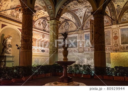 夜のフィレンツェ散策 80929944