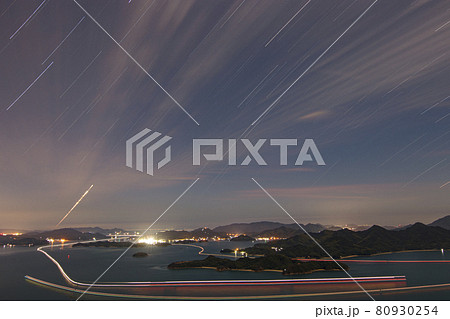 広島県三原市の夜明け前の瀬戸内海　筆影山展望台より 80930254