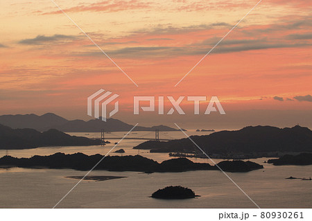 広島県三原湾の朝焼けに映える因島大橋　筆影山展望台より 80930261