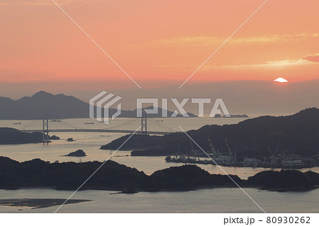 広島県三原湾の日の出　朝焼けに映える因島大橋　筆影山展望台より 80930262