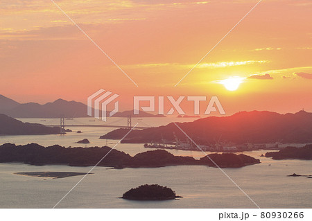 広島県三原湾の日の出　朝焼けに映える因島大橋筆影山展望台より　 80930266