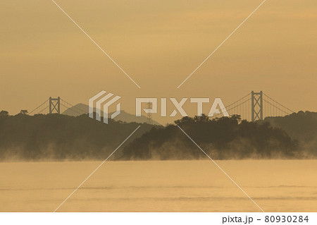 広島県三原市　冬の風物詩海霧流れる瀬戸内の海　筆影山展望台より　 80930284