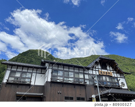 後ろには山 東京都とは思えない奥多摩駅 後ろには山 東京都とは思えない奥多摩駅 80930327