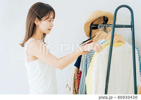 洋服を選ぶ女性 80930430