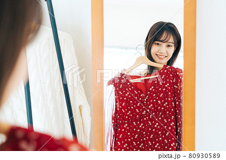 洋服を選ぶ女性 80930589