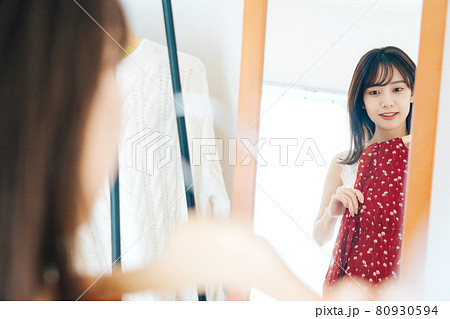 洋服を選ぶ女性 80930594