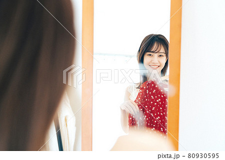 洋服を選ぶ女性 80930595