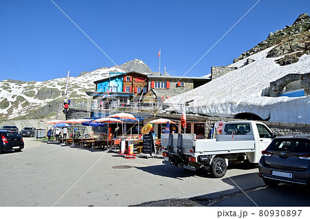 フルカ峠直下、ローヌ氷河の「氷の洞窟」入口の土産物店 フルカ峠直下、ローヌ氷河の「氷の洞窟」入口の土産物店 80930897