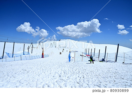 マッターホルン・グレーシャー・パラダイス、プラトー・ローザスキー場の目前に浮かぶ綿雲 80930899