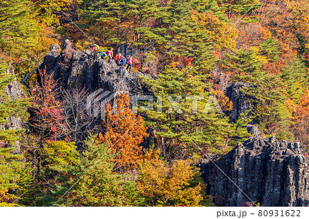 紅葉の霊山＜福島県＞弁天岩 80931622