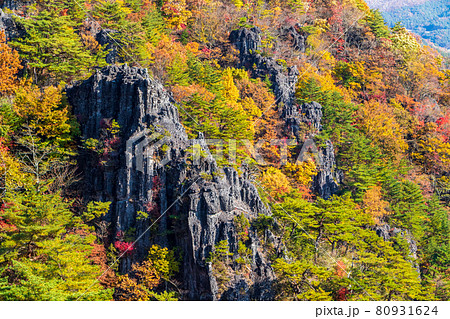 紅葉の霊山＜福島県＞弁天岩の写真素材 [80931624] - PIXTA