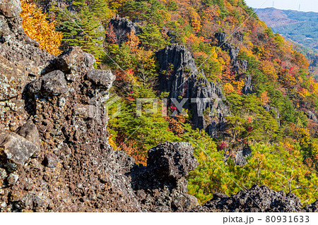 紅葉の霊山＜福島県＞弁天岩 80931633