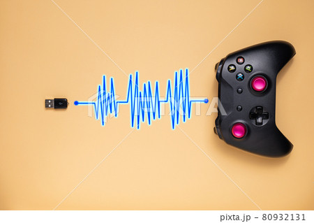 The game joystick is connected to the transceiver, ready for use with all buttons and levers. 80932131