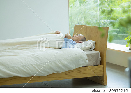 寝室　シニア男性　　 80932216
