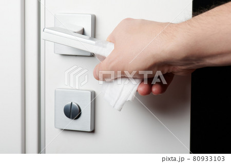 Open door handle with wet wipe Open door handle with wet wipe 80933103