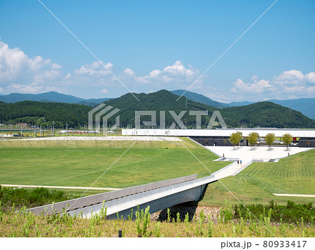 夏の青空と陸前高田の風景 80933417