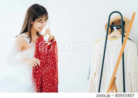 洋服を選ぶ女性 80933867