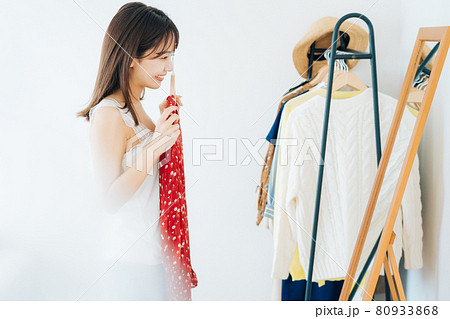 洋服を選ぶ女性 80933868