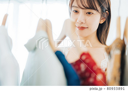 洋服を選ぶ女性 80933891