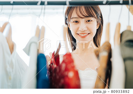 洋服を選ぶ女性 80933892