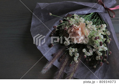 シックな秋色プロテア華やかブーケ　黒背景 80934073