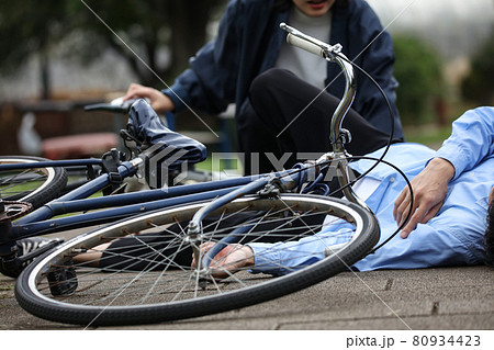 自転車の事故　イメージ 80934423