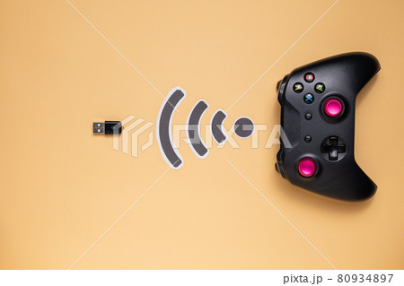 The game joystick is connected to the transceiver, ready for use with all buttons and levers. 80934897