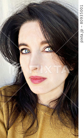 A young woman in a golden colored jumper 80935001