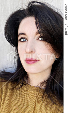 A young woman in a golden colored jumper 80935002