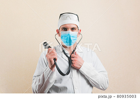 Doctor with stethoscope 80935003