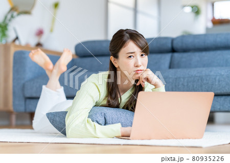 パソコンで悩む若い女性 80935226