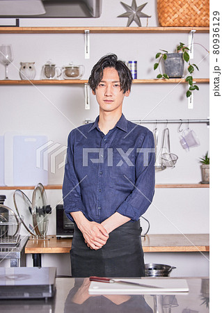 エプロンをつけてキッチンに立つ若い男性 料理男子イメージ エプロンをつけてキッチンに立つ若い男性 料理男子イメージ 80936129