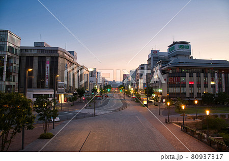 【兵庫県】5月・朝焼けの姫路駅前 【兵庫県】5月・朝焼けの姫路駅前 80937317