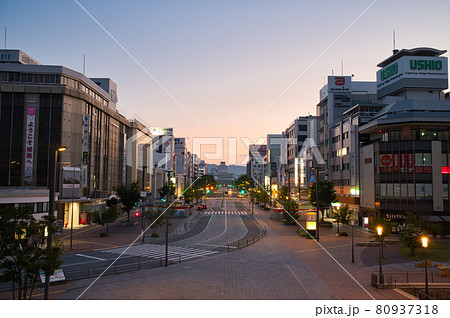 【兵庫県】5月・朝焼けの姫路駅前 【兵庫県】5月・朝焼けの姫路駅前 80937318