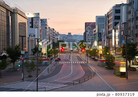 【兵庫県】5月・朝焼けの姫路駅前 【兵庫県】5月・朝焼けの姫路駅前 80937319