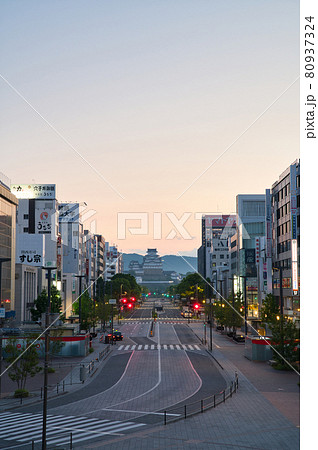 【兵庫県】5月・朝焼けの姫路駅前 80937324