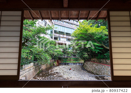 有馬温泉、旅館で新緑の中を流れる川 80937422