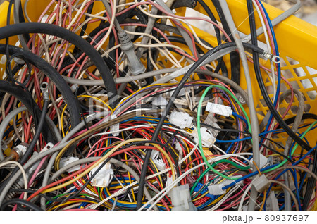 カゴに入った不用になった電気配線コード カゴに入った不用になった電気配線コード 80937697