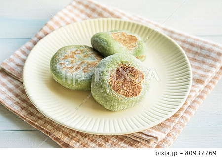 焼いた草もち 80937769