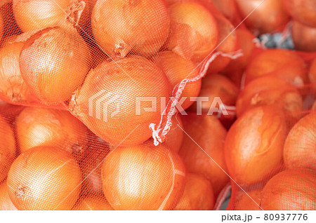ネットに入った玉ねぎ 80937776