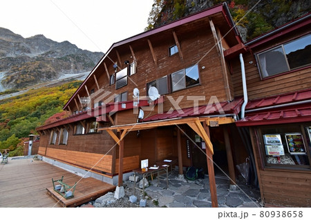 紅葉の涸沢カールと涸沢小屋 80938658