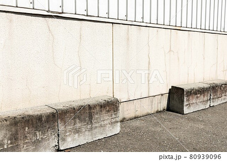 倉庫の腰壁　リシン吹付塗装のヒビ割れ 80939096