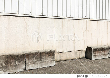 倉庫の腰壁　リシン吹付塗装のヒビ割れ 80939097