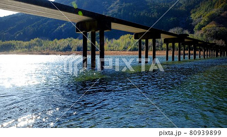 晩秋の清流仁淀川を渡る名越屋の沈下橋 80939899