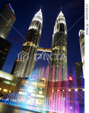 マレーシア　ペトロナスツインタワーの夜景 80939933