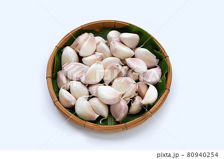 Garlic in bamboo basket on white background Garlic in bamboo basket on white background 80940254