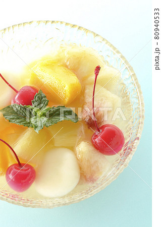 色々なフルーツと白玉が入ったフルーツポンチを水色の背景で俯瞰撮影 色々なフルーツと白玉が入ったフルーツポンチを水色の背景で俯瞰撮影 80940533
