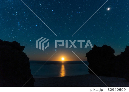 海岸で見る月の出 80940609